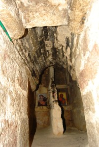 Pestera in care a vietuit Sf Nicolae (sub biserica actuala)